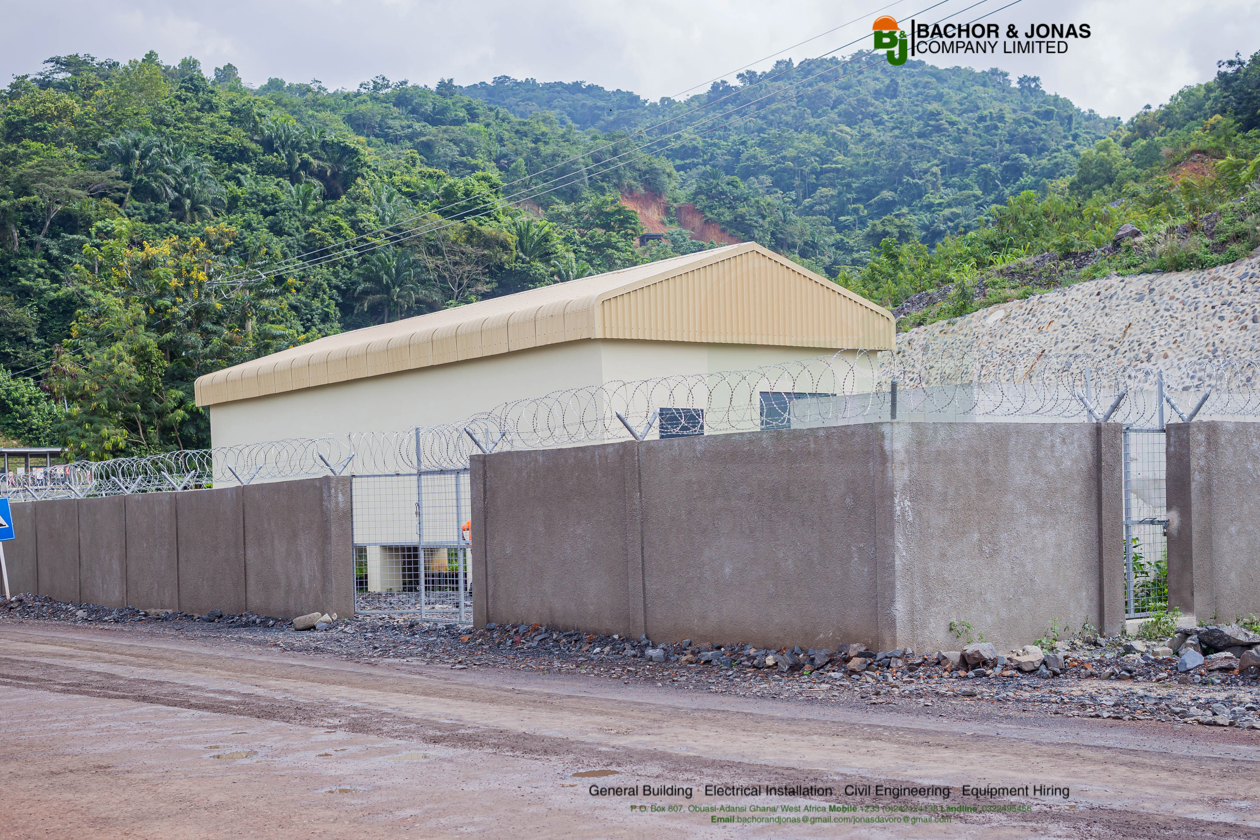 Happy client with Bachor and Jonas team after successful project handover